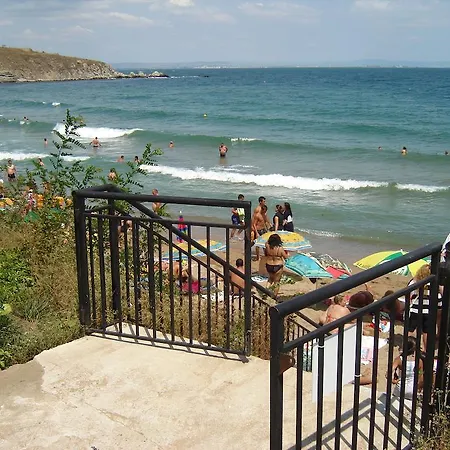 Πανσιόν Lazuren Bryag 2