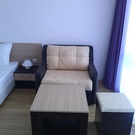 Πανσιόν Lazuren Bryag 2